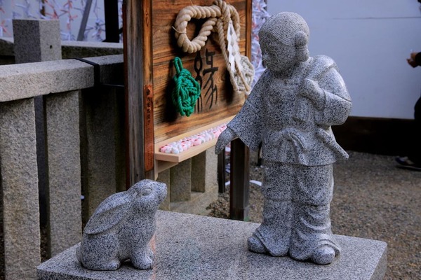 八阪神社大國主社白兔雕像